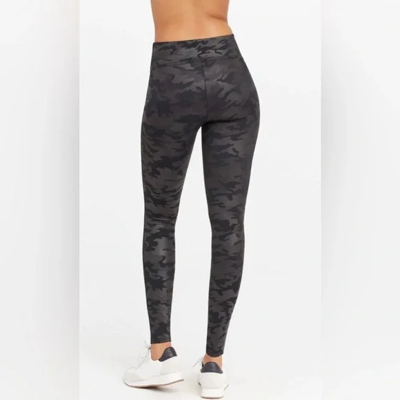 NWOT SPANX Faux Leather High Rise Camo Leggings- Size Large - Picture 3 of 8